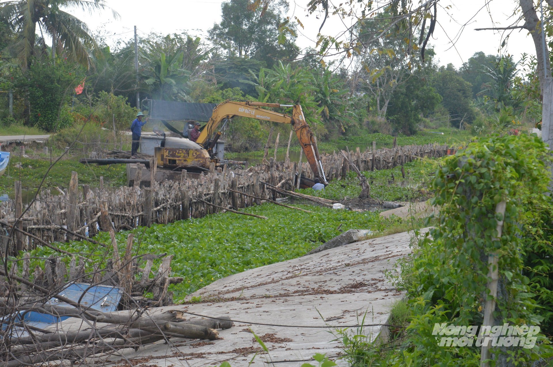 UBND tỉnh An Giang yêu cầu các đơn vị theo dõi chặt chẽ diễn biến bão số 13, sẵn sàng lực lượng, phương tiện cứu hộ, cứu nạn, chủ động gia cố đê bao, bờ bao sung yếu, sẵn sàng máy bơm tiêu úng khi có mưa lớn do bão. Ảnh: Trung Chánh.