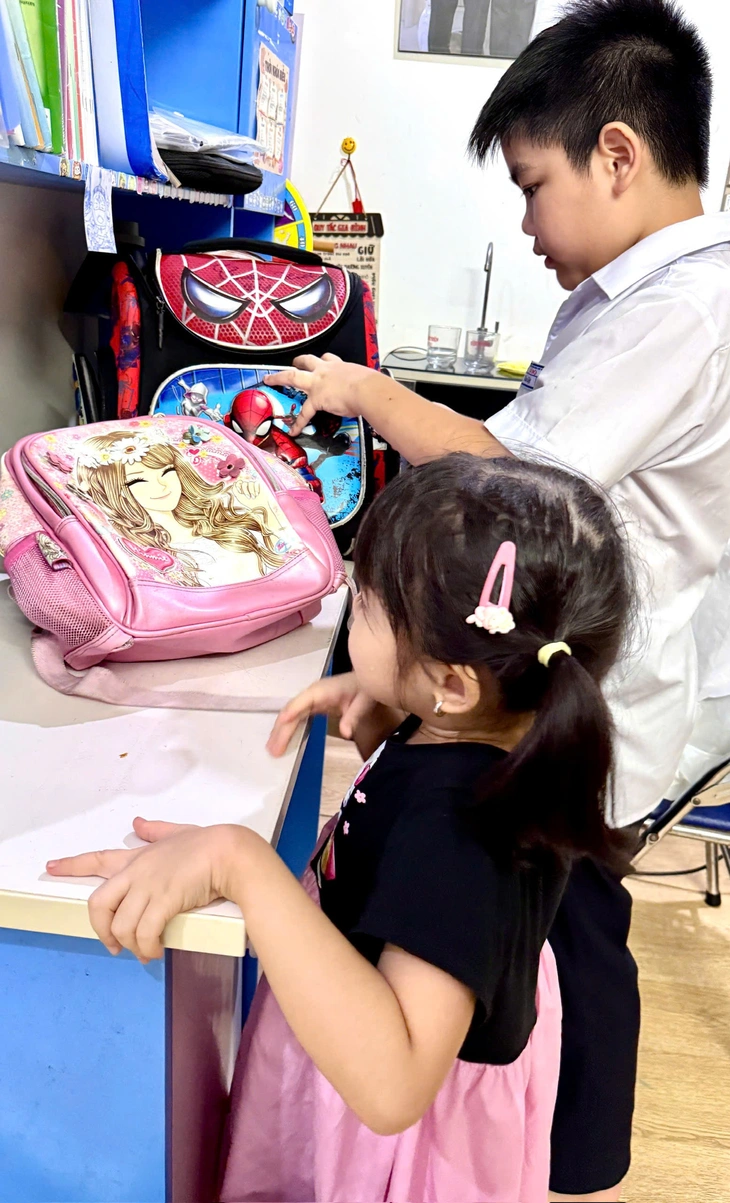 Thương lắm cô trò, mẹ con gom sách vở gửi học sinh vùng lũ - Ảnh 1.