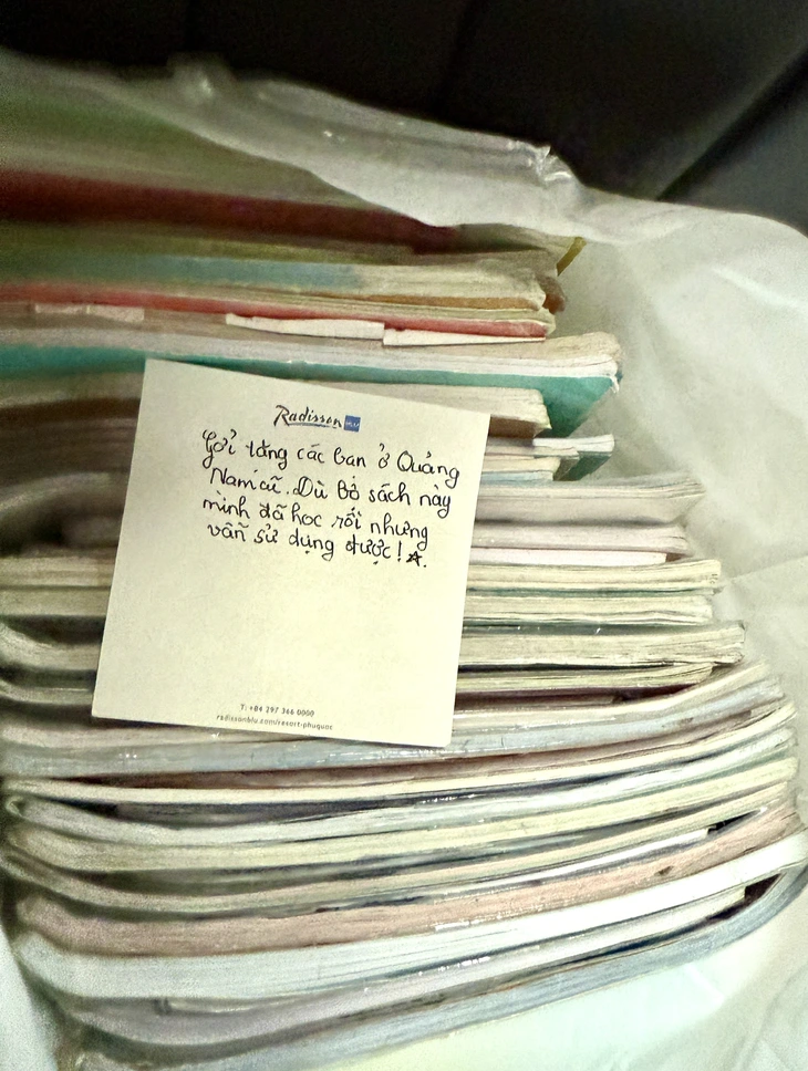 Thương lắm cô trò, mẹ con gom sách vở gửi học sinh vùng lũ - Ảnh 2.