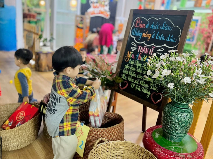 Thương lắm cô trò, mẹ con gom sách vở gửi học sinh vùng lũ - Ảnh 3.