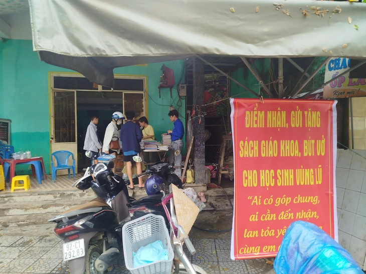 Thương lắm cô trò, mẹ con gom sách vở gửi học sinh vùng lũ - Ảnh 4.