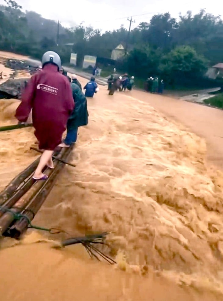 Giáo viên cắm bản vượt lũ trên cầu tạm từ 4 cây gỗ - Ảnh 1.