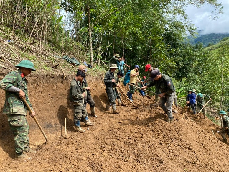 Quảng Ngãi: Hơn 2.000 người khắc phục sạt lở, mở  đường đến vùng trồng sâm Ngọc Linh- Ảnh 2.