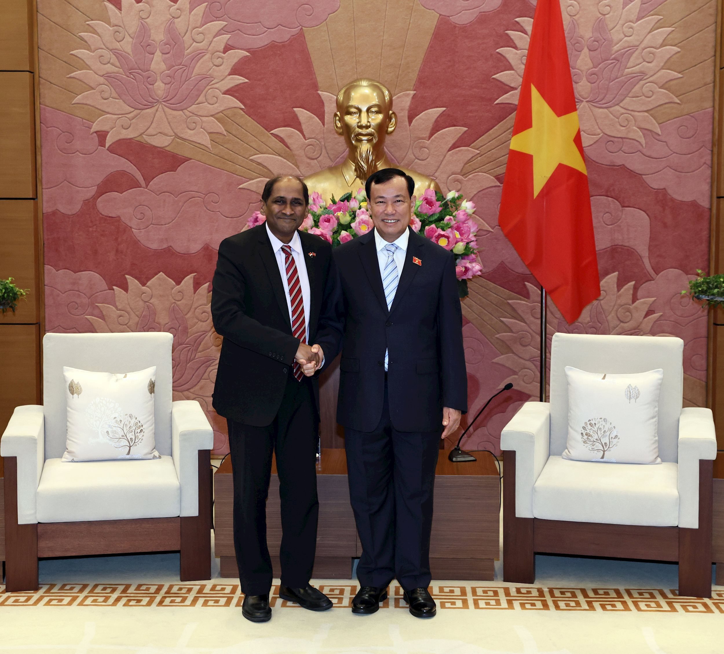 ប្រធានគណៈកម្មាធិការការពារជាតិ សន្តិសុខ និងកិច្ចការបរទេស ឧត្តមសេនីយ៍ឯក Le Tan Toi បានទទួលជួបឯកអគ្គរដ្ឋទូតសិង្ហបុរីប្រចាំនៅវៀតណាម Jaya Ratnam (១)