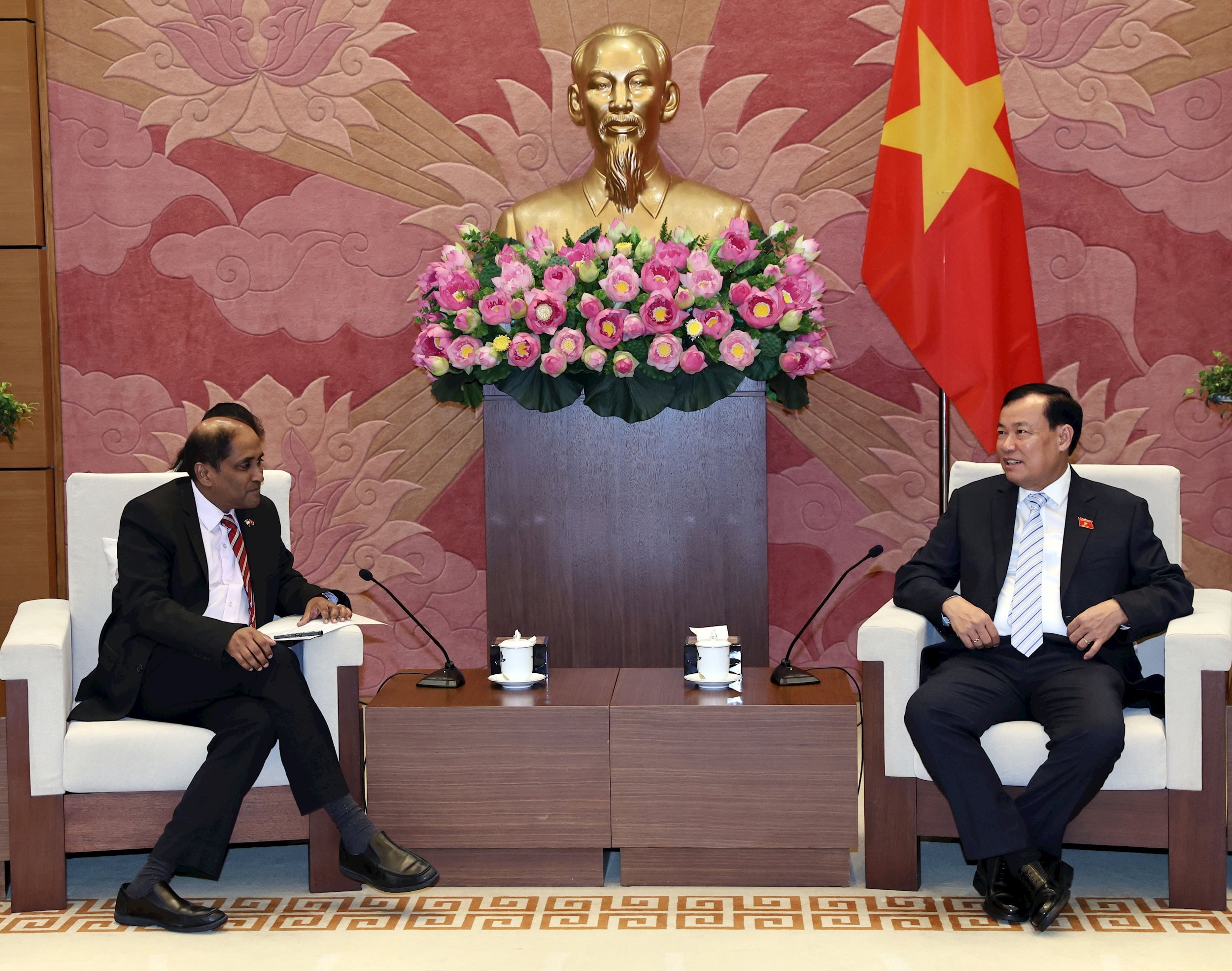 ប្រធានគណៈកម្មាធិការការពារជាតិ សន្តិសុខ និងកិច្ចការបរទេស ឧត្តមសេនីយ៍ឯក Le Tan Toi បានទទួលជួបឯកអគ្គរដ្ឋទូតសិង្ហបុរីប្រចាំនៅវៀតណាម Jaya Ratnam (២)