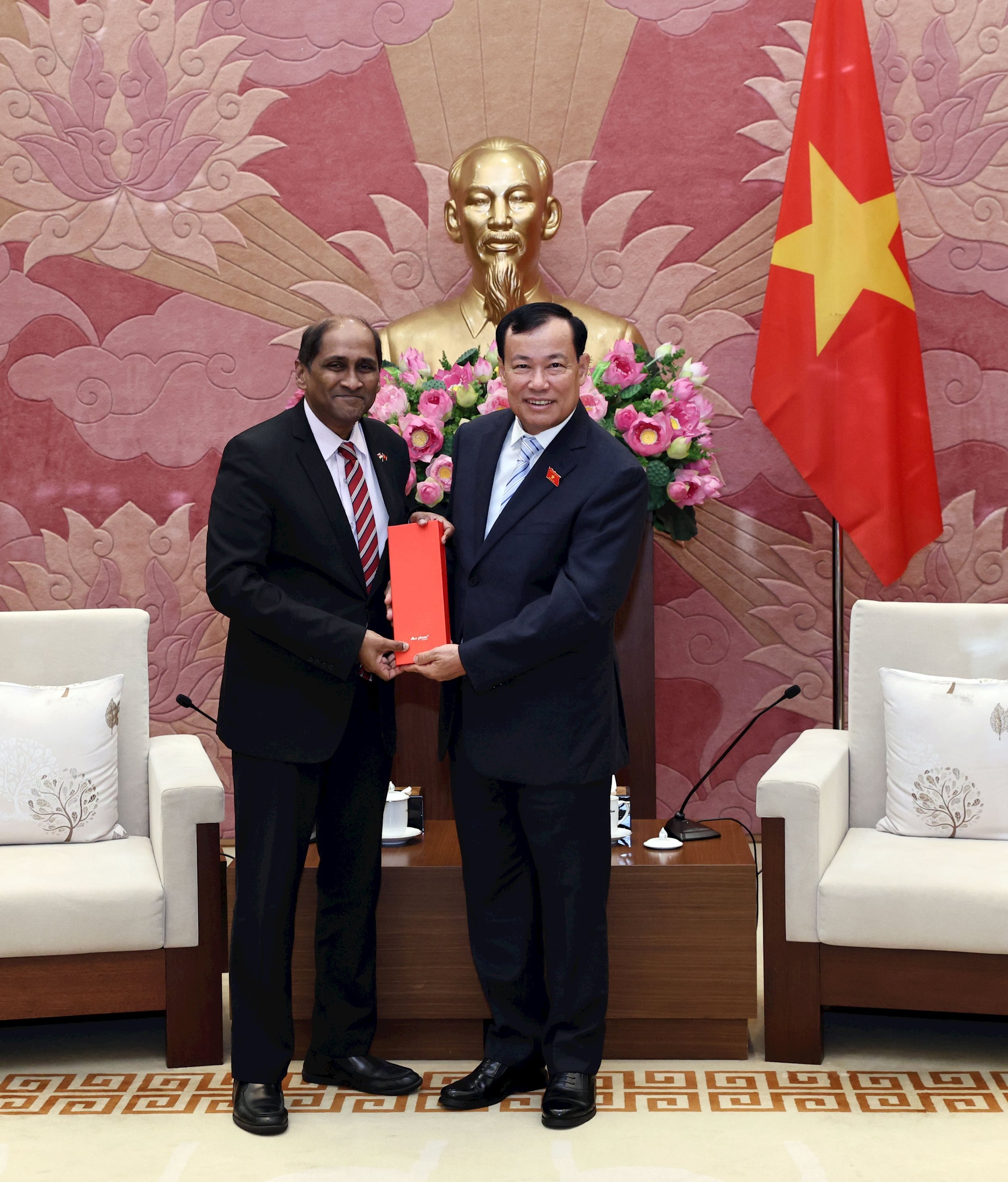 ប្រធានគណៈកម្មាធិការការពារជាតិ សន្តិសុខ និងកិច្ចការបរទេស ឧត្តមសេនីយ៍ឯក Le Tan Toi ប្រគល់អំណោយជូនឯកអគ្គរដ្ឋទូតសិង្ហបុរីប្រចាំនៅវៀតណាម Jaya Ratnam