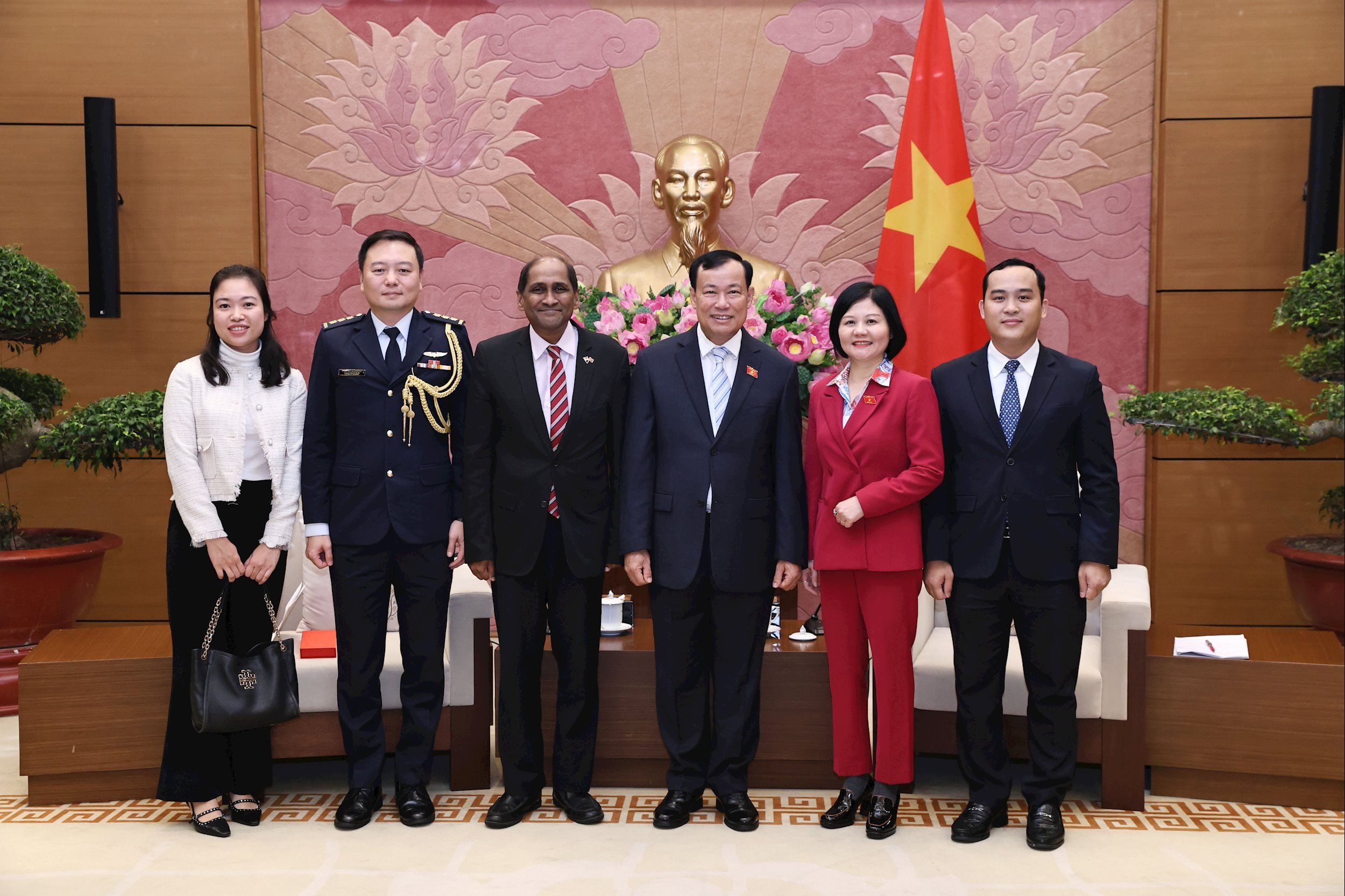 ប្រធានគណៈកម្មាធិការការពារជាតិ សន្តិសុខ និងកិច្ចការបរទេស ឧត្តមសេនីយ៍ឯក Le Tan Toi បានថតរូបអនុស្សាវរីយ៍ជាមួយឯកអគ្គរដ្ឋទូតសិង្ហបុរីប្រចាំនៅវៀតណាម Jaya Ratnam