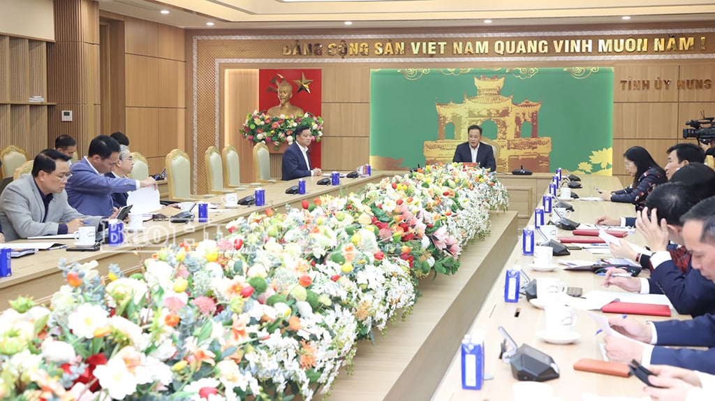 Provincial Party Secretary Nguyen Huu Nghia and delegates at the working session.