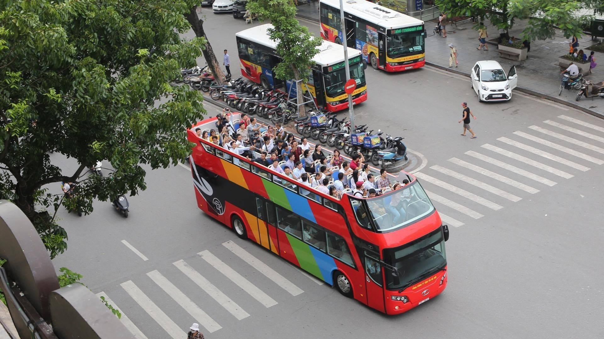 Den röda dubbeldäckarbussen är signaturfärgen för Hanoi City Tour-tjänsten.
