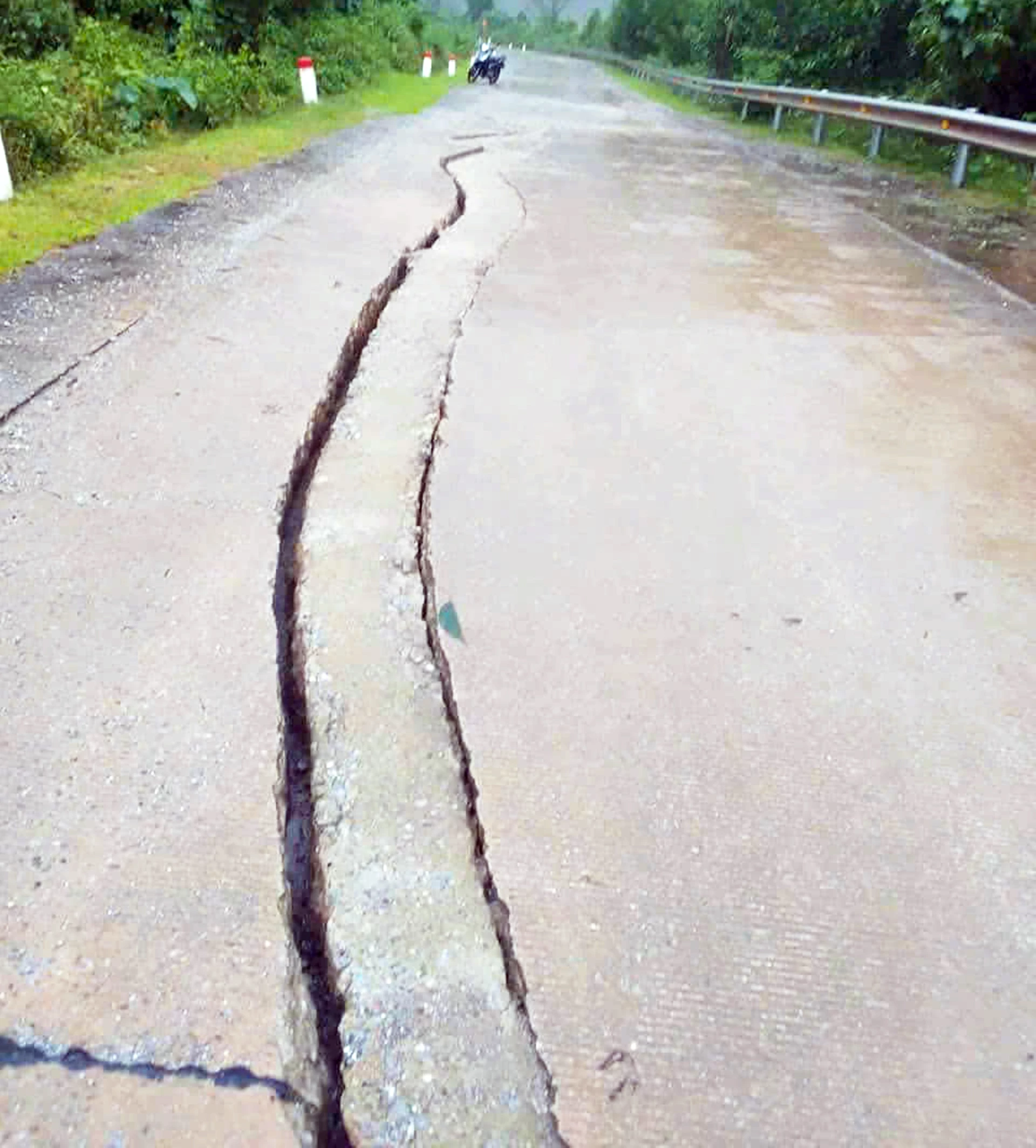 ស្នាមប្រេះមានប្រវែងប្រហែល 40m និងជម្រៅ 22cm - រូបភាព៖ អ្នករួមចំណែក