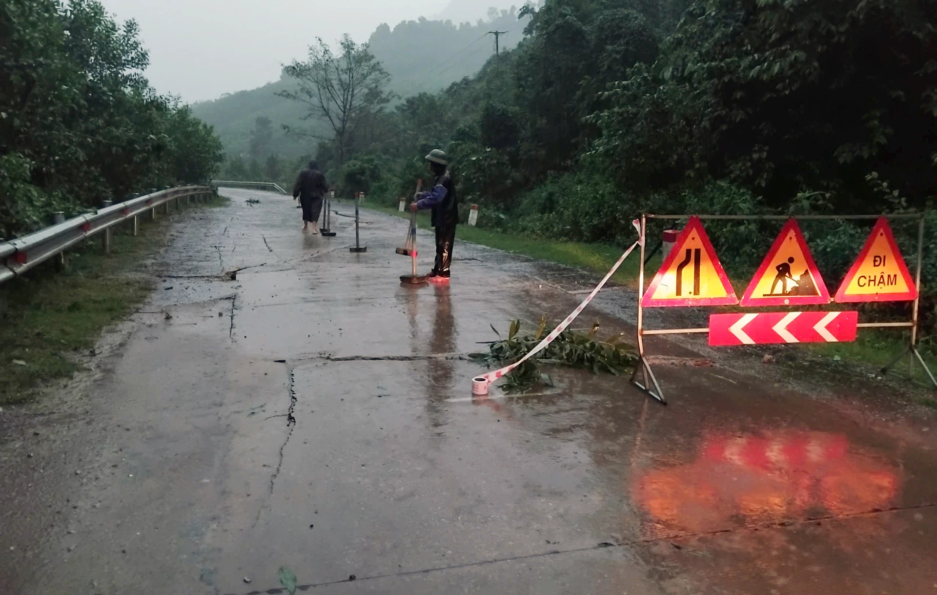 នាយកដ្ឋានគ្រប់គ្រងផ្លូវ Truong Son បានសាងសង់របាំង និងដាក់ស្លាកសញ្ញាព្រមាននៅតំបន់ដែលមានការបង្ក្រាប។