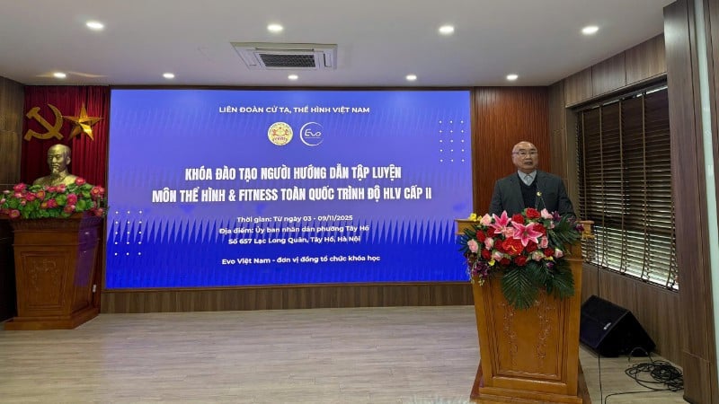 Wiceprezes Wietnamskiej Federacji Podnoszenia Ciężarów i Kulturystyki Huynh Ngoc Minh zapoznał studentów z regulaminem i zasadami kursu podczas ceremonii otwarcia.