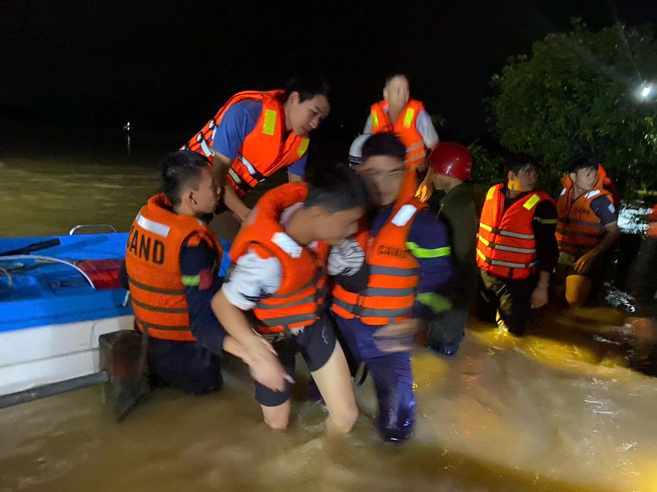 Myndigheterna förde människor i Hieu Giang-kommunen som fastnat i översvämningsvattnet i Hieu-floden till ett säkert område över natten - Foto: CAQT