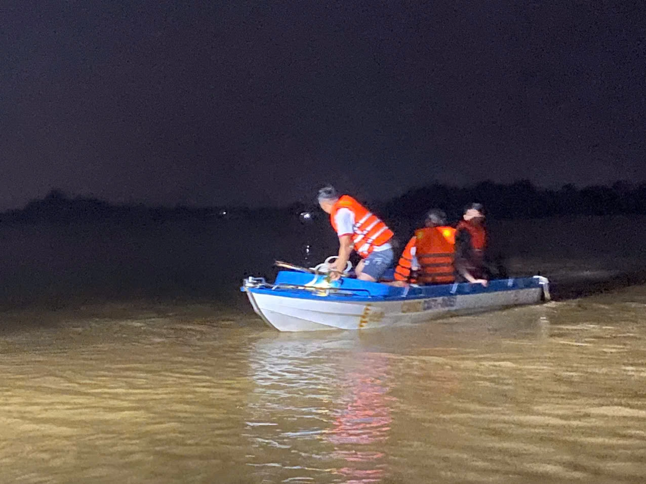 Sju personer från kommunen Hieu Giang, fastnade på tre olika platser vid floden Hieu, räddades säkert - Foto: CAQT