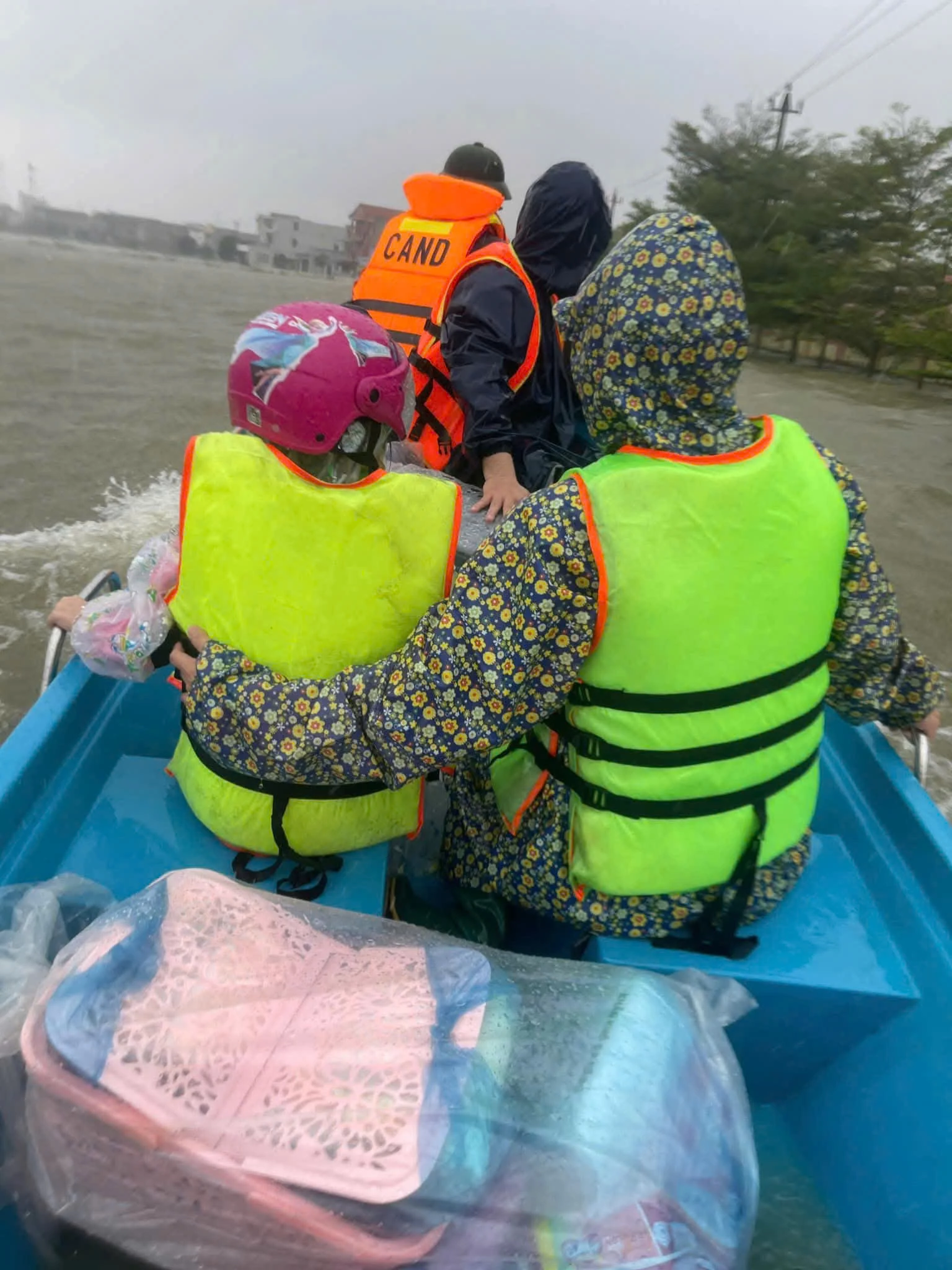 A polícia da comuna de Le Thuy enfrentou as inundações para levar uma mulher grávida ao hospital em segurança - Foto: N.H.