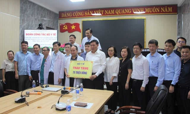 Thứ trưởng Bộ Y tế nêu 3 vấn đề bệnh viện miền Trung cần đặc biệt quan tâm trong mọi tình huống ngập- Ảnh 2.