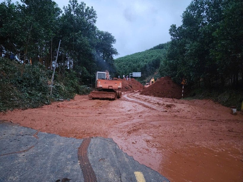 Unitățile de management al drumurilor au mobilizat resurse umane, echipamente, vehicule și materiale de rezervă maxime pentru a se concentra pe curățarea drumurilor afectate de alunecări de teren din regiunea centrală din cauza inundațiilor. (Foto: PV/Vietnam+)