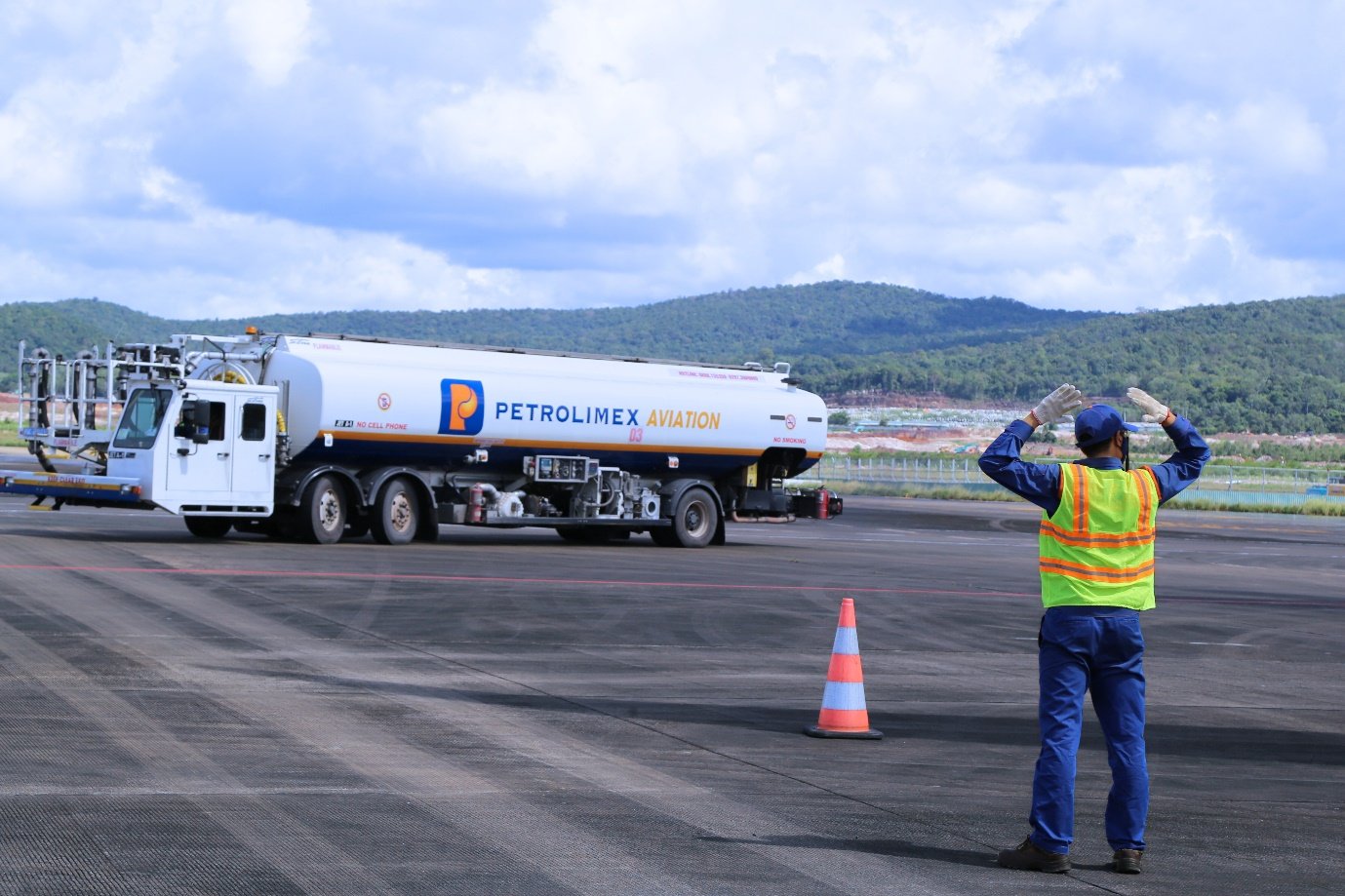 Ένα άτομο που στέκεται δίπλα σε ένα φορτηγό. Το περιεχόμενο που δημιουργείται από τεχνητή νοημοσύνη μπορεί να κάνει λάθος.
