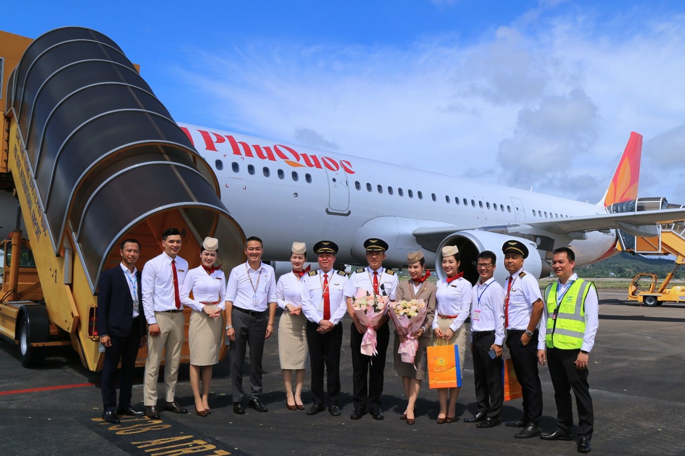 Μια ομάδα ανθρώπων που στέκεται μπροστά από ένα αεροπλάνο. Το περιεχόμενο που δημιουργείται από τεχνητή νοημοσύνη μπορεί να είναι λανθασμένο.