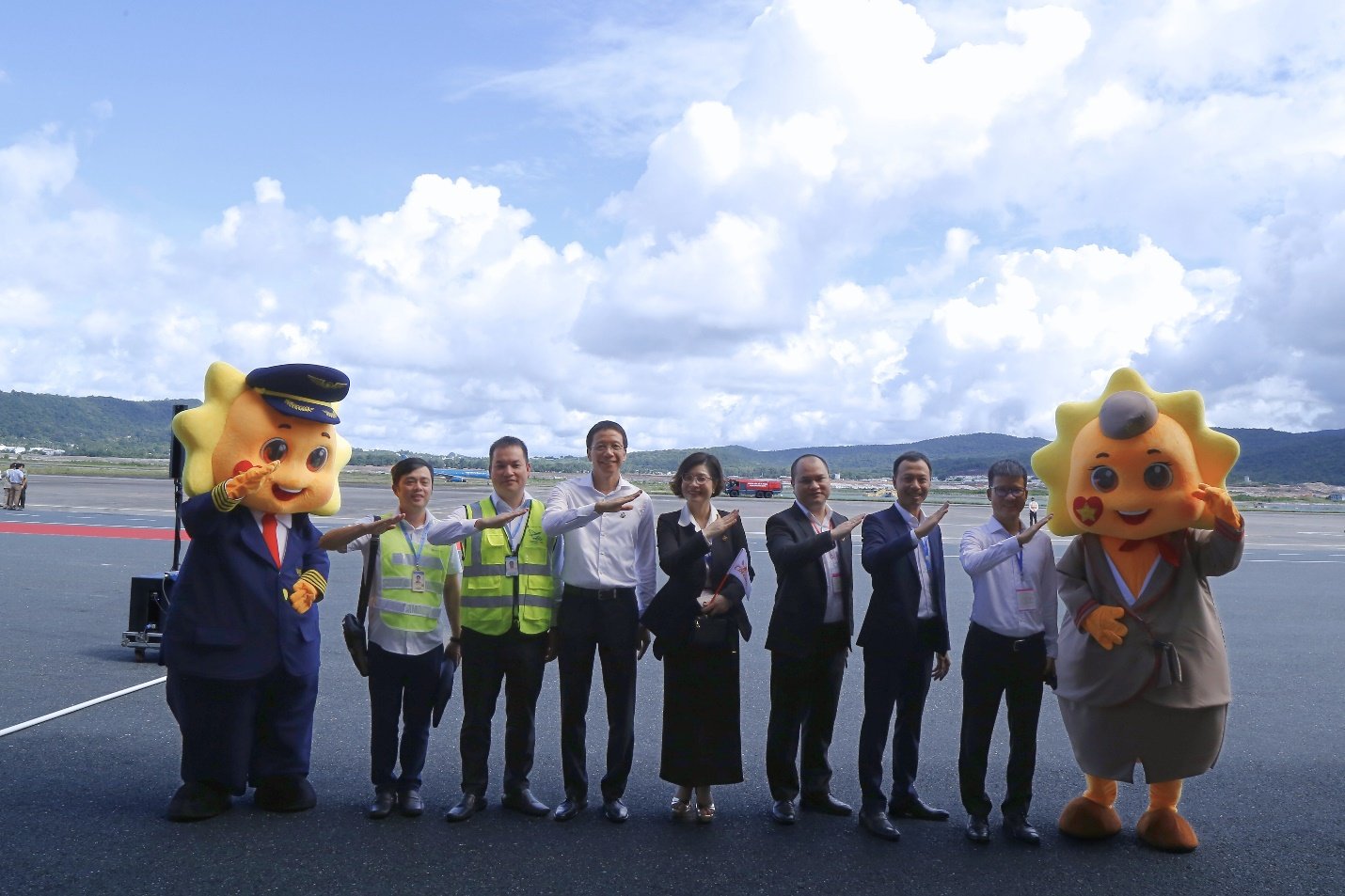 Μια ομάδα ανθρώπων με κοστούμια που δείχνουν κάτι που δημιουργείται από τεχνητή νοημοσύνη μπορεί να κάνει λάθος.