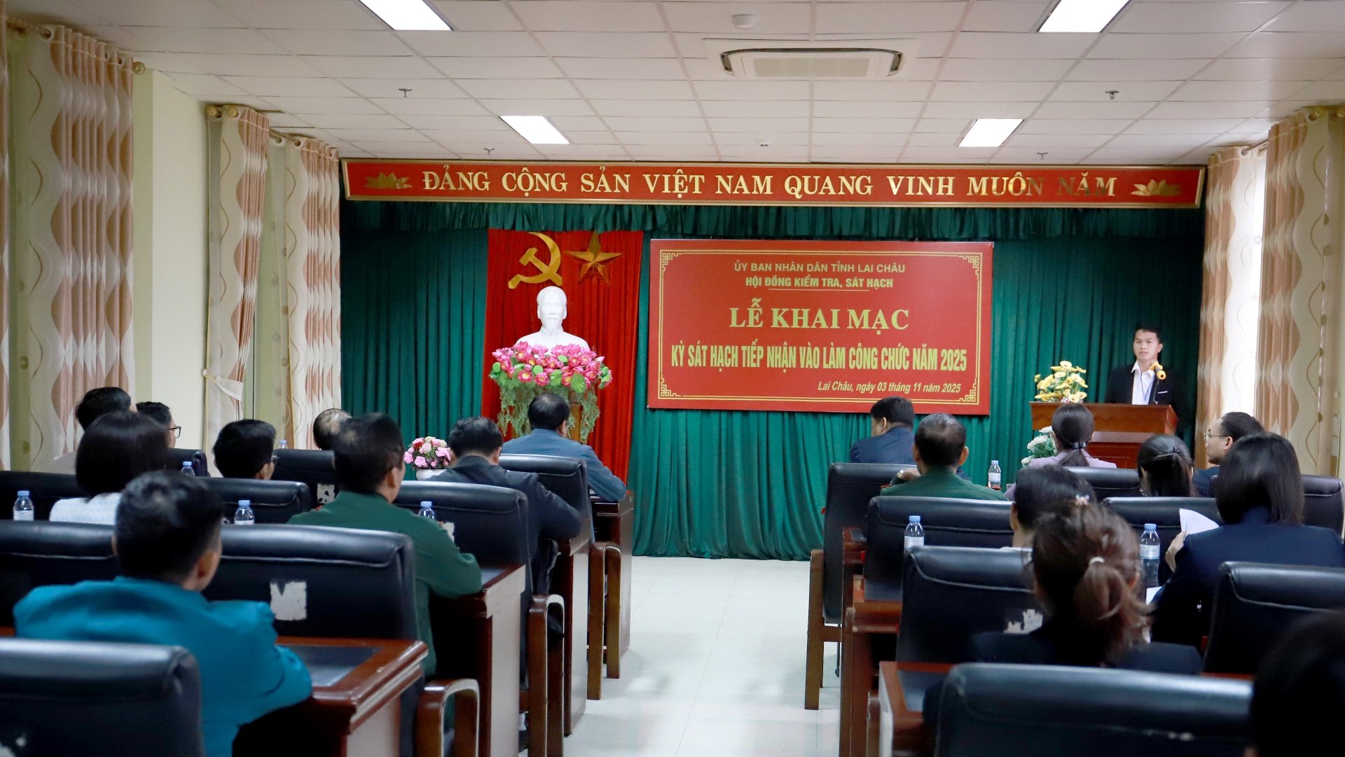 Quang cảnh lễ khai mạc kỳ thi.