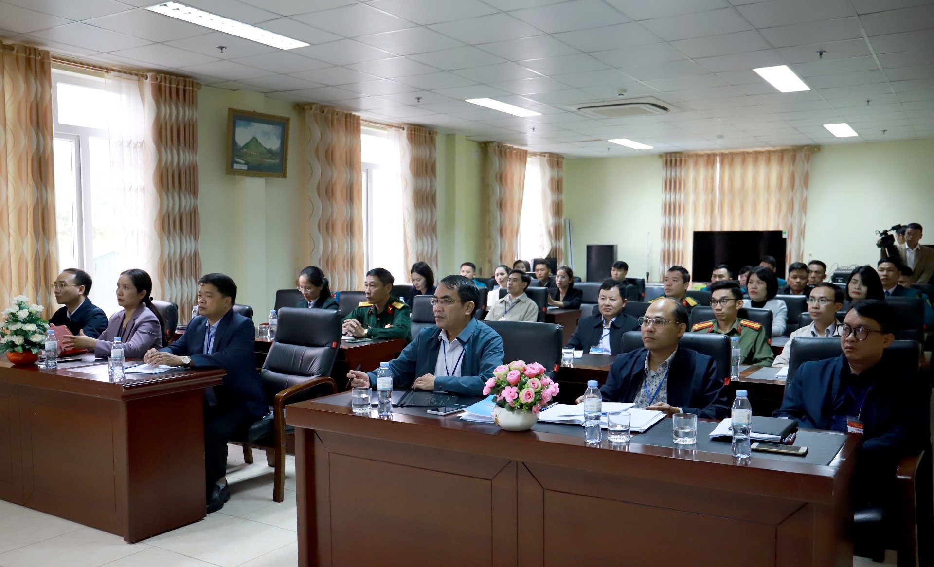 Các đại biểu dự lễ khai mạc.