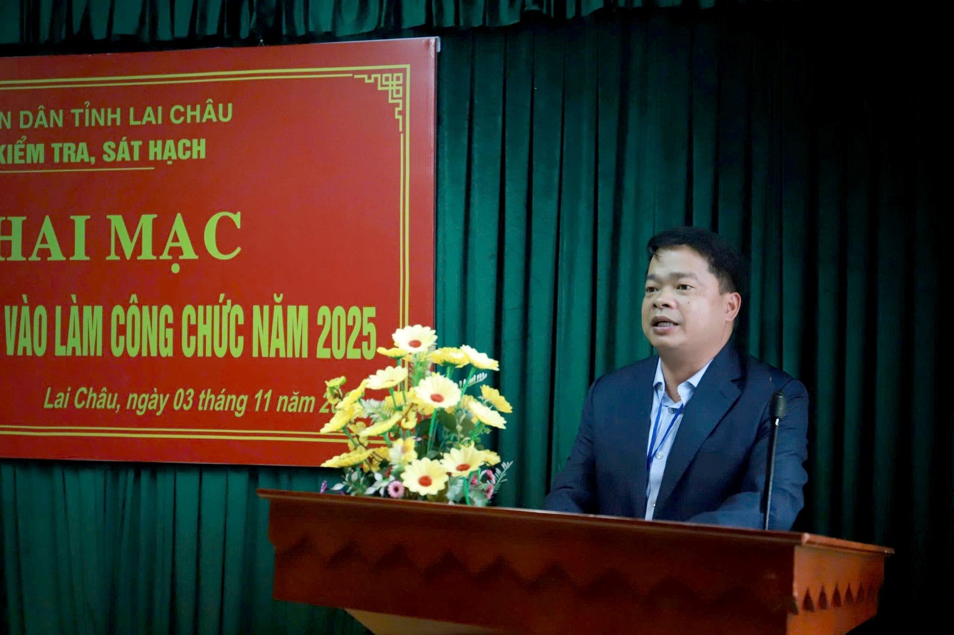 Đồng chí Trần Việt Thắng - Phó Giám đốc Sở Nội vụ phát biểu tại lễ khai mạc kỳ thi.