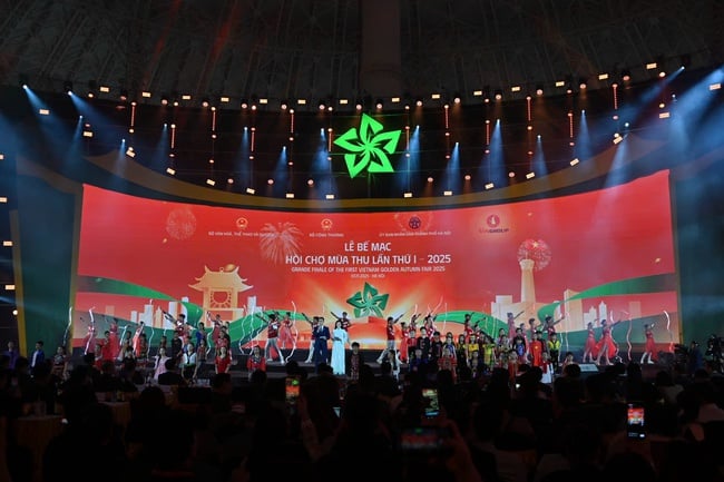 Первая осенняя ярмарка 2025 года собрала более 316 миллиардов донгов на поддержку пострадавших от наводнения - Фото 2.