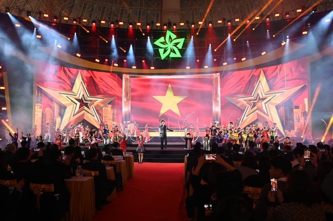 Первая осенняя ярмарка 2025 года собрала более 316 миллиардов донгов на поддержку пострадавших от наводнения - Фото 3.