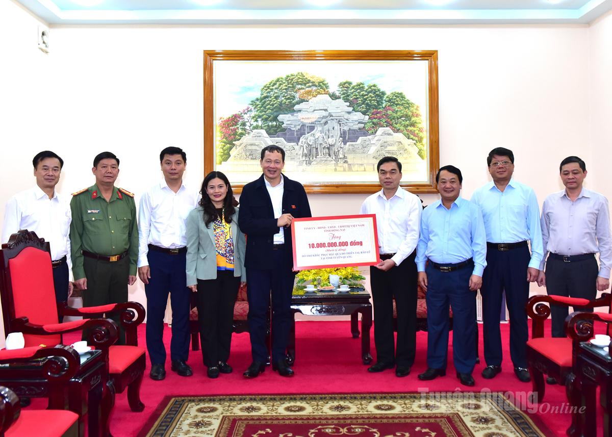 ڈونگ نائی کی صوبائی پارٹی کے سیکرٹری وو ہونگ وان نے صوبہ Tuyen Quang کو 10 بلین VND کی حمایت کا نشان پیش کیا۔