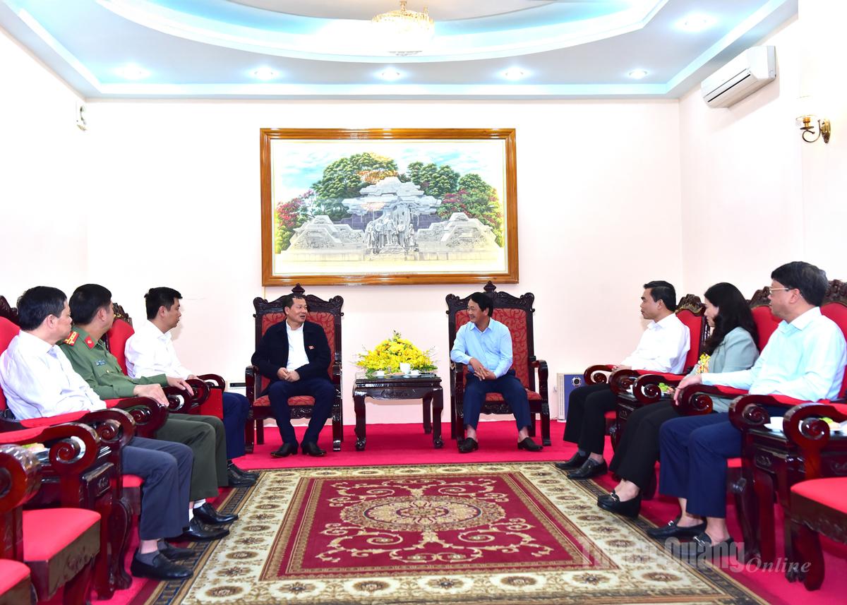 Tuyen Quang صوبائی پارٹی کمیٹی اور ڈونگ نائی صوبائی وفد کے درمیان ورکنگ سیشن کا منظر۔