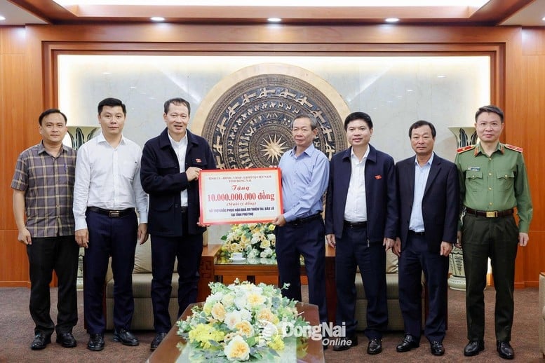 Bí thư Tỉnh ủy, Trưởng đoàn Đại biểu Quốc hội tỉnh Đồng Nai trao 10 tỷ đồng hỗ trợ tỉnh Phú Thọ khắc phục hậu quả thiên tai. Ảnh: Báo Đồng Nai.