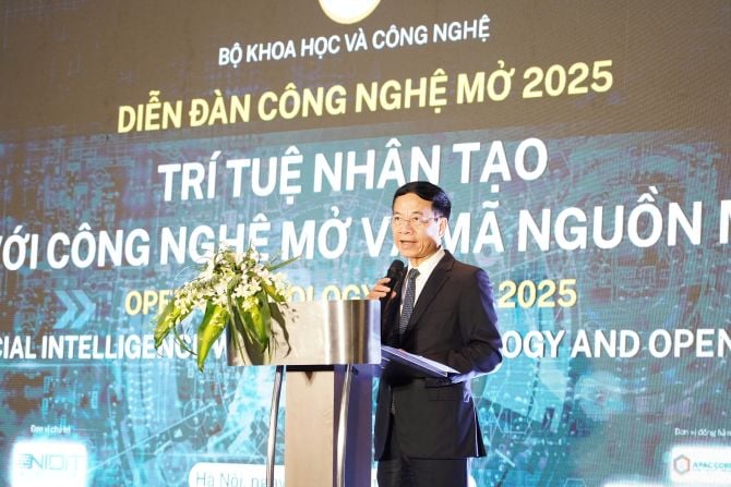 Le ministre des Sciences et de la Technologie, Nguyen Manh Hung, prend la parole lors du Forum. Bộ trưởng Bộ Khoa học và Công nghệ Nguyễn Mạnh Hùng phát biểu tại Diễn đàn.