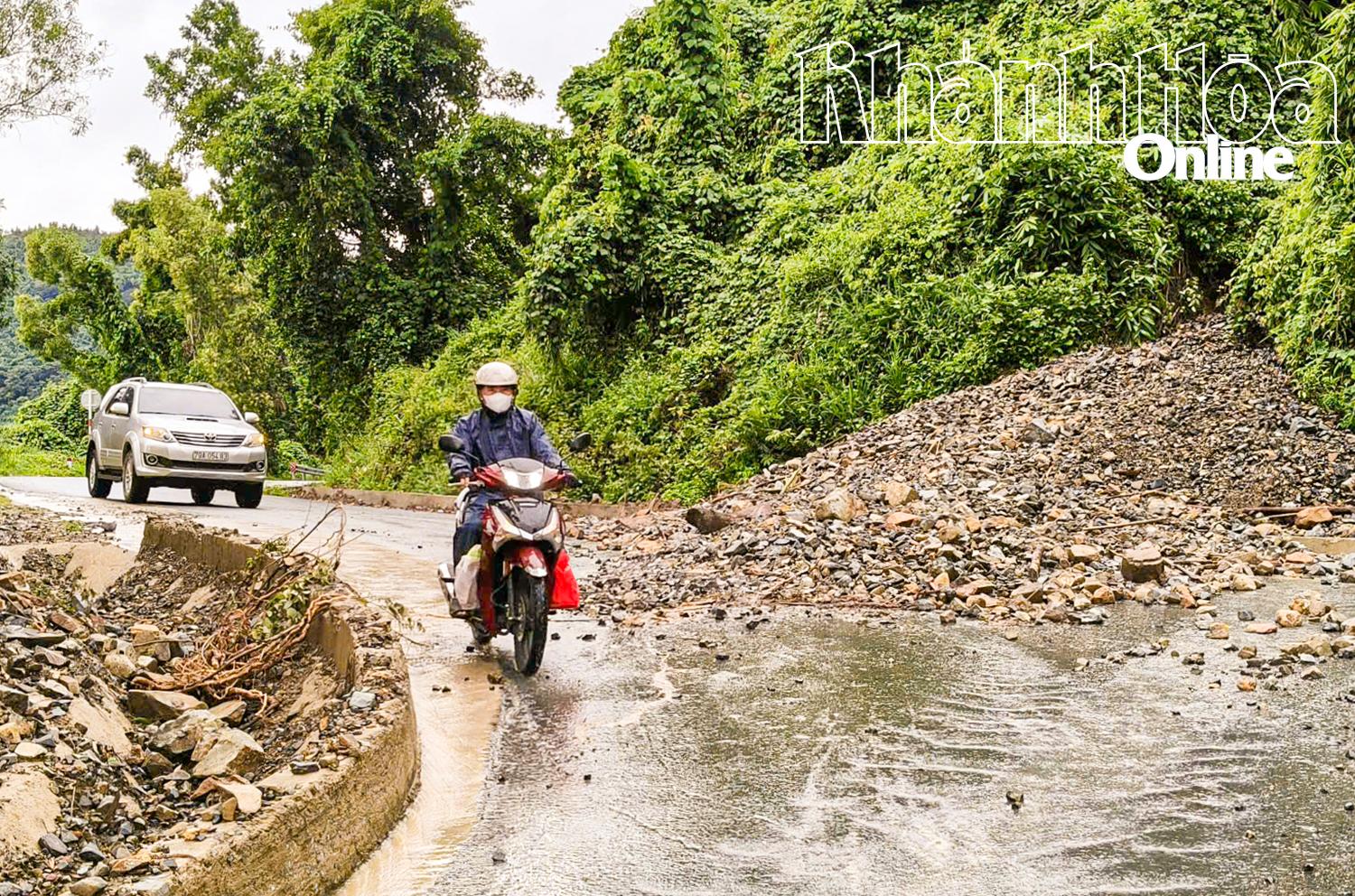 Földcsuszamlás a Cam An községen átvezető 9-es tartományi úton október 28-án.