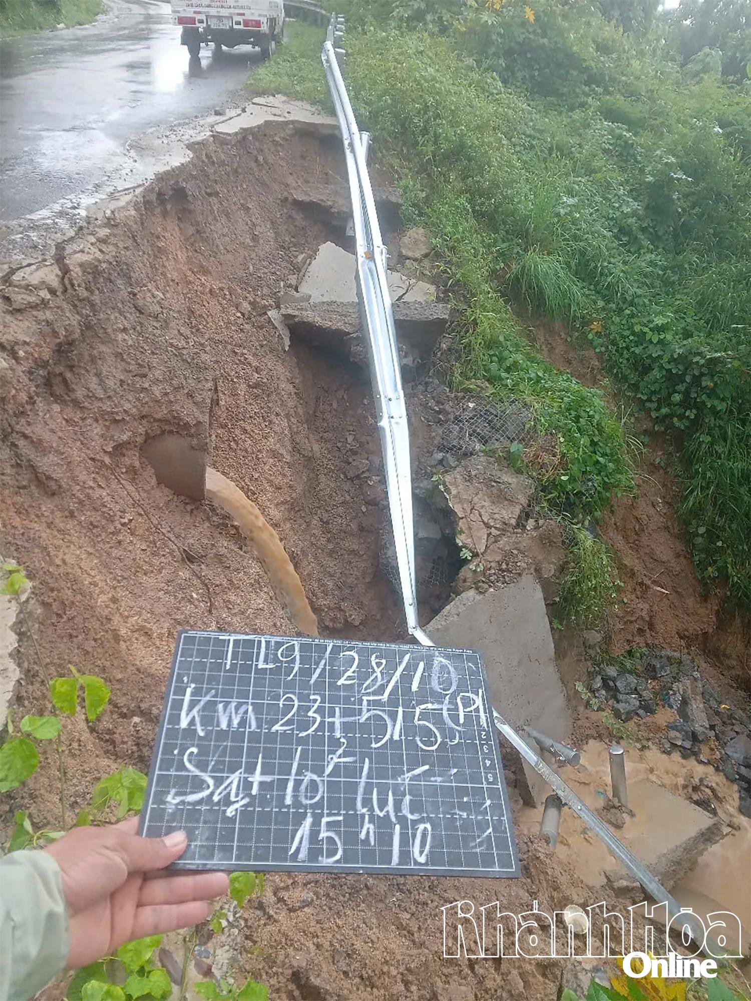 Földcsuszamlás a negatív lejtőn a 9-es számú tartományi úton.  (Fotó: VAN KY, 2025. október végén készült)