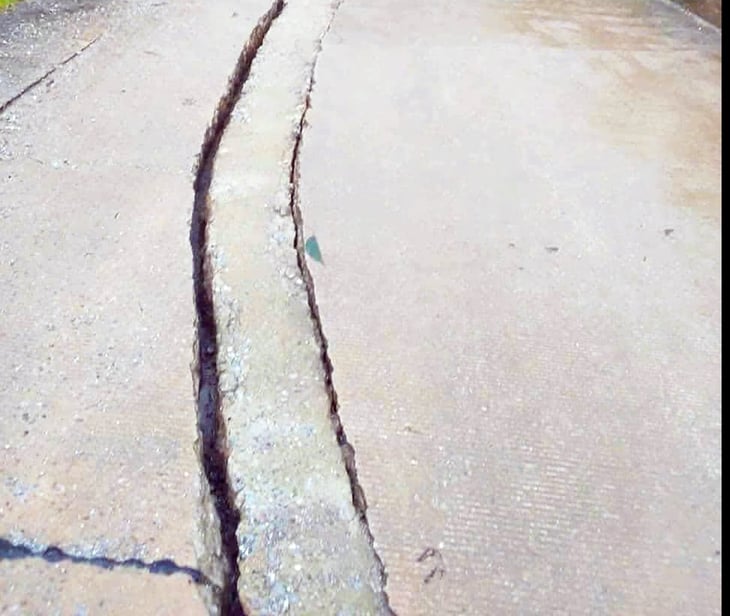 Xuất hiện vết nứt dài 40 mét trên đường Hồ Chí Minh nhánh Tây qua Quảng Trị - Ảnh 1.