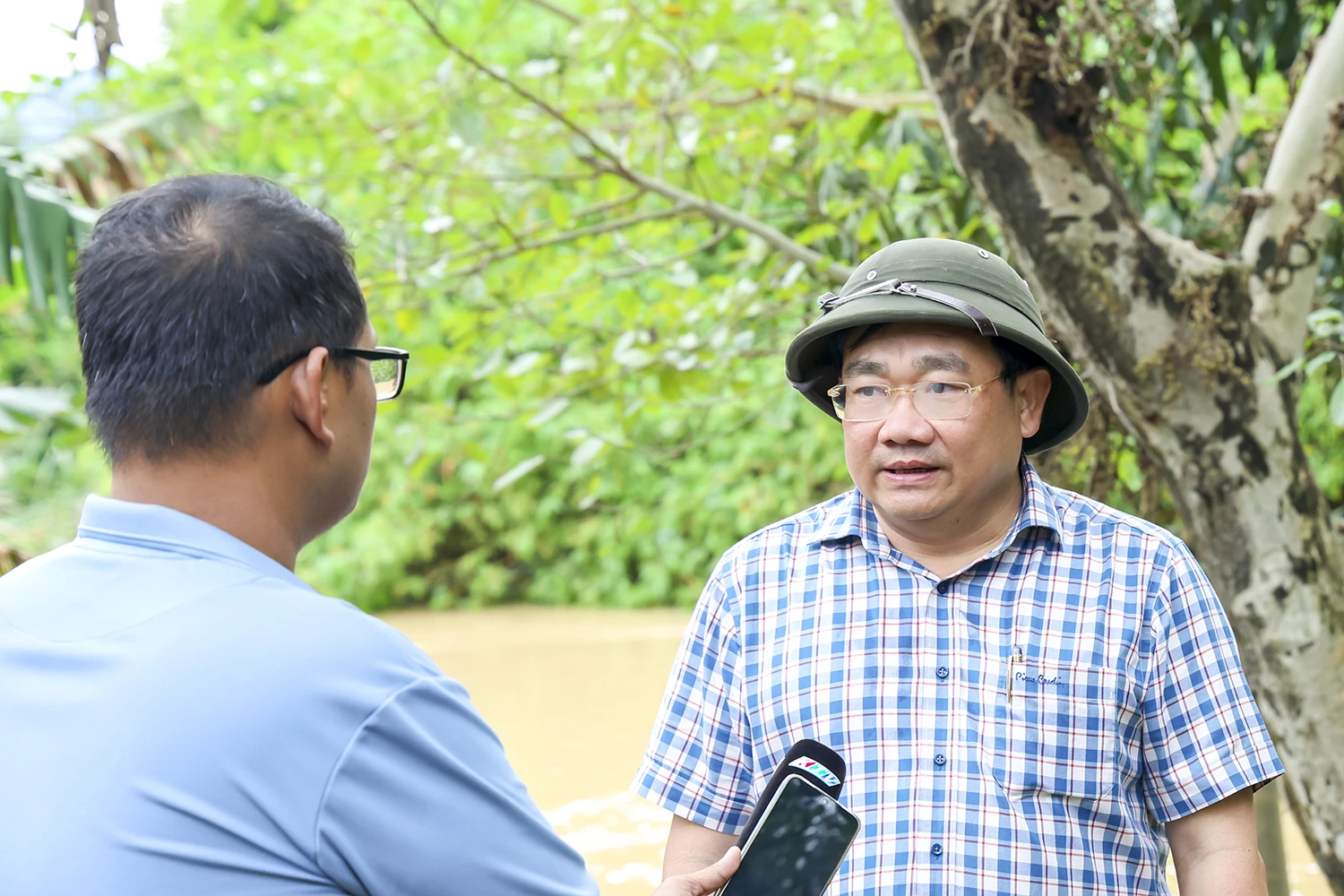 O camarada Trinh Minh Hoang discutiu com o jornal, rádio e televisão Khanh Hoa sobre uma resposta proativa às inundações em 2025.