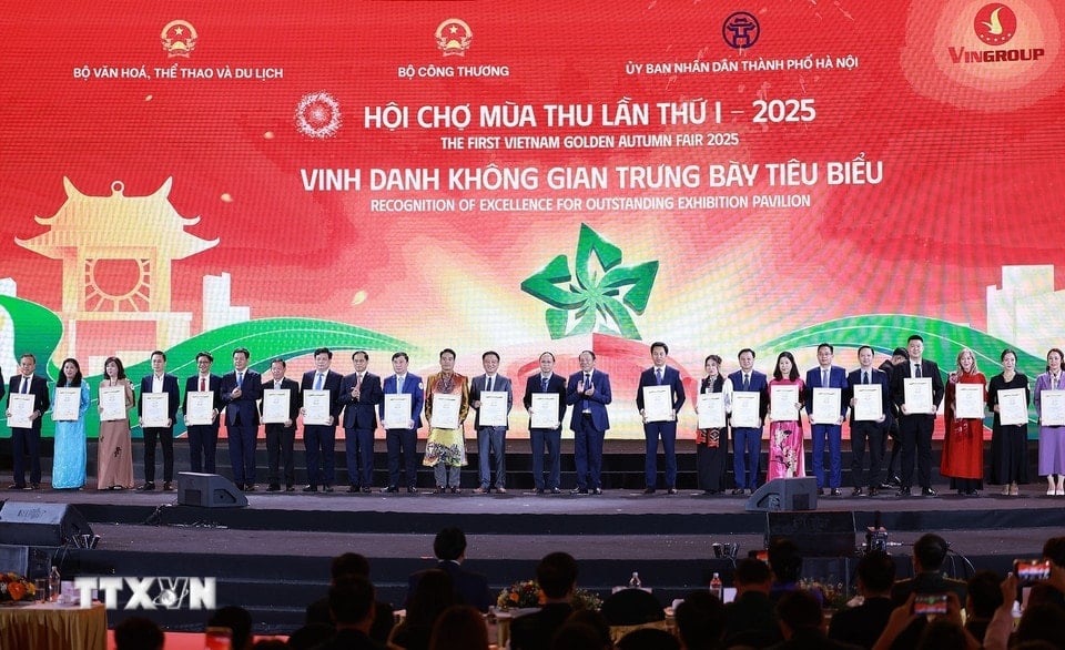 thu-tuong-pham-minh-chinh-du-le-be-mac-hoi-cho-mua-thu-lan-thu-nhat-2.jpg