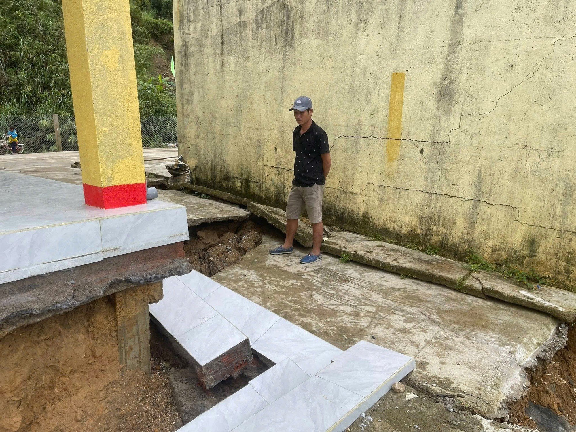 Đà Nẵng: Mưa lớn gây sụt lún điểm trường vùng cao, khẩn cấp di dời học sinh- Ảnh 2.