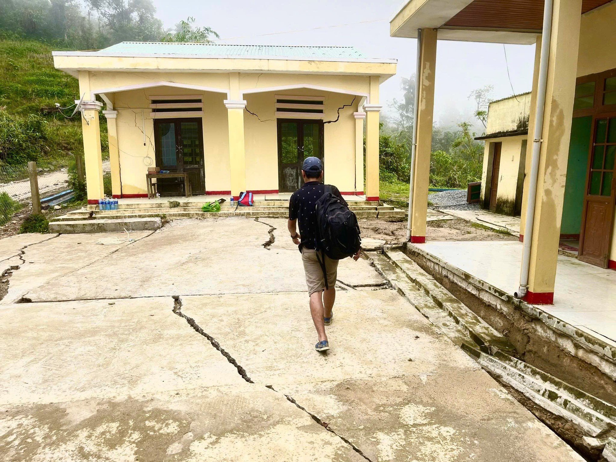 Đà Nẵng: Mưa lớn gây sụt lún điểm trường vùng cao, khẩn cấp di dời học sinh- Ảnh 3.