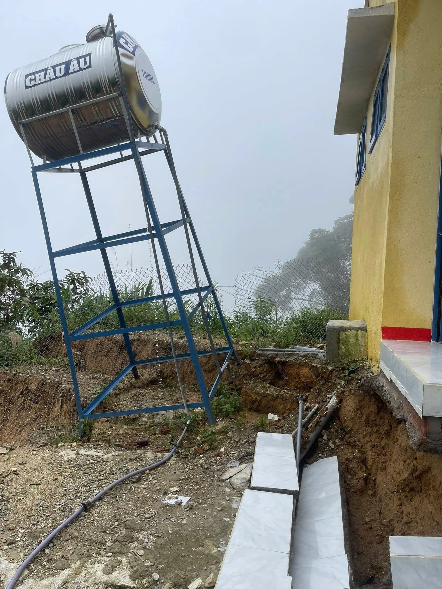 Đà Nẵng: Mưa lớn gây sụt lún điểm trường vùng cao, khẩn cấp di dời học sinh- Ảnh 4.