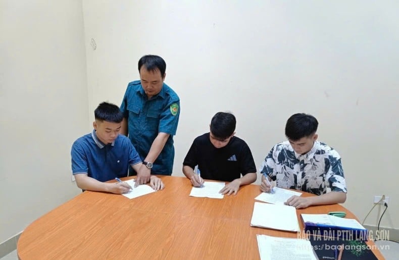 Petugas Komando Militer Komune Trang Dinh memandu cara menulis aplikasi sukarelawan