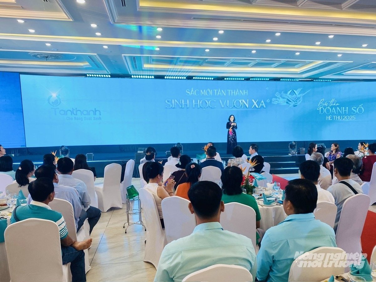 Toàn cảnh hơn 800 đại lý và nông dân ĐBSCL tham dự sự kiện ra mắt logo mới và tri ân khách hàng do Công ty TNHH TM Tân Thành tổ chức tại TP. Cần Thơ. Ảnh: Lê Hoàng Vũ.