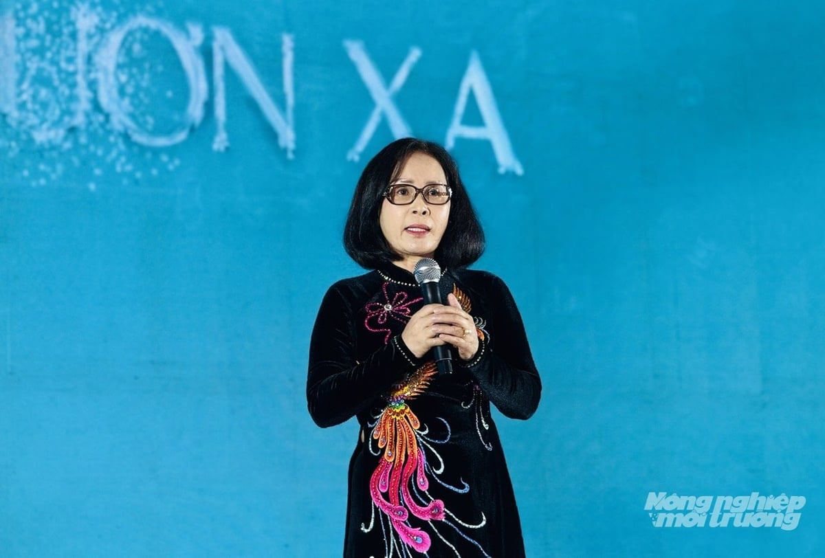 Bà Nguyễn Thị Thiện, Phó Giám đốc Công ty TNHH TM Tân Thành phát biểu tri ân các đại lý và khách hàng đã đồng hành cùng doanh nghiệp gần 30 năm qua. Ảnh: Lê Hoàng Vũ.