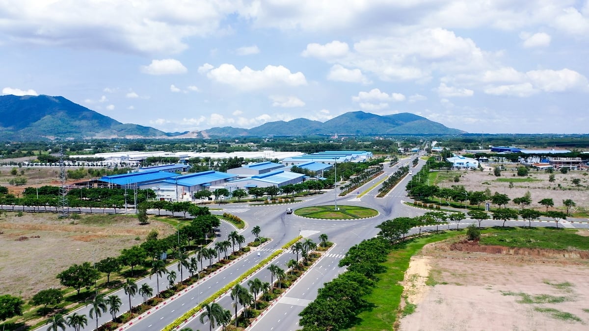 על פי משרד התעשייה והמסחר של לאם דונג, עד שנת 2030, 100% מהפארקים והאשכולות התעשייתיים באזור יישמו מודל מעגלי, כגון טיפול ושימוש חוזר בשפכים, מיחזור פסולת מוצקה והתקנת מערכות אנרגיה סולארית על גגות כדי להפחית את פליטות הפחמן. צילום: פאם הואי. Theo Sở Công Thương Lâm Đồng, đến năm 2030, 100% khu và cụm công nghiệp trên địa bàn sẽ áp dụng mô hình tuần hoàn như nước thải được xử lý và tái sử dụng, chất thải rắn được tái chế, đồng thời lắp đặt hệ thống điện mặt trời áp mái để giảm phát thải carbon. Ảnh: Phạm Hoài.