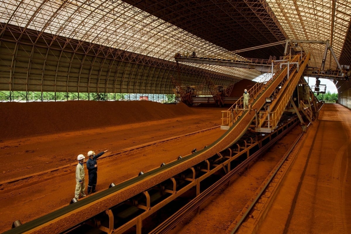 מחוז לאם דונג מציע להרחיב את כושר ייצור האלומיניום ל-600,000 טון לשנה בתקופה שבין 2025 ל-2030, אך בכיוון של טכנולוגיה נקייה. צילום: פאם הואי. Tỉnh Lâm Đồng đang đề xuất mở rộng công suất luyện nhôm lên 600.000 tấn/năm trong giai đoạn 2025–2030, nhưng theo hướng công nghệ sạch. Ảnh: Phạm Hoài.