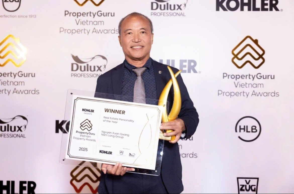 นายเหงียน ซวน กวาง ประธานบริษัท นามลอง ได้รับการเสนอชื่อเข้าชิงรางวัล PropertyGuru Vietnam Property Awards 2025 ภาพโดย: นามลอง Ông Nguyễn Xuân Quang - Chủ tịch Nam Long được xướng tên tại PropertyGuru Vietnam Property Awards 2025. Ảnh: Nam Long.