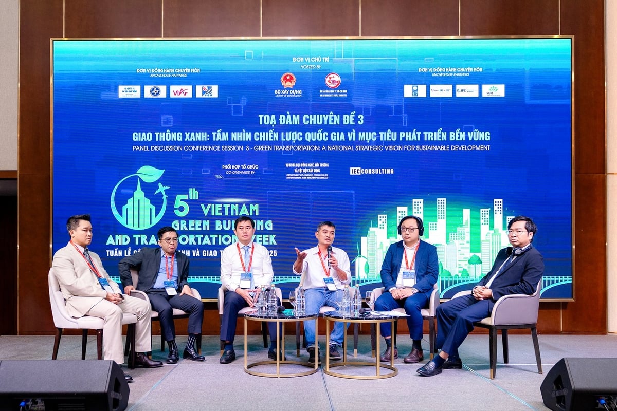 Đại diện INSEE Việt Nam trong phiên tọa đàm chuyên sâu cùng các diễn giả về Tầm nhìn chiến lược quốc gia vì mục tiêu phát triển bền vững. Ảnh: Khánh Loan.