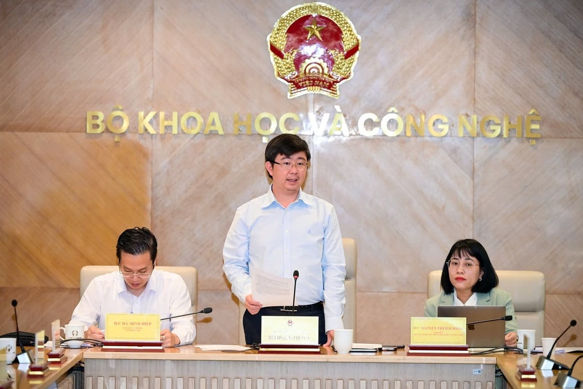 អនុរដ្ឋមន្ត្រីក្រសួងវិទ្យាសាស្ត្រ និងបច្ចេកវិទ្យា លោក Bui Hoang Phuong បានឲ្យដឹងថា ការអនុវត្តសេចក្តីសម្រេចចិត្តលេខ ៥៧ កំពុងត្រូវបានគណៈកម្មាធិការមជ្ឈិមដឹកនាំយ៉ាងជិតស្និទ្ធ ដោយបង្ហាញពីស្មារតីប្តេជ្ញាចិត្ត និងសមកាលកម្មលើគ្រប់ប្រព័ន្ធនយោបាយទាំងមូល។ រូបថត៖ វៀតអាញ់។ Thứ trưởng Bộ KH&CN Bùi Hoàng Phương cho biết, việc triển khai Nghị quyết 57 đang được Ban Chỉ đạo Trung ương chỉ đạo sát sao, thể hiện tinh thần quyết liệt và đồng bộ trong toàn hệ thống chính trị. Ảnh: Việt Anh.