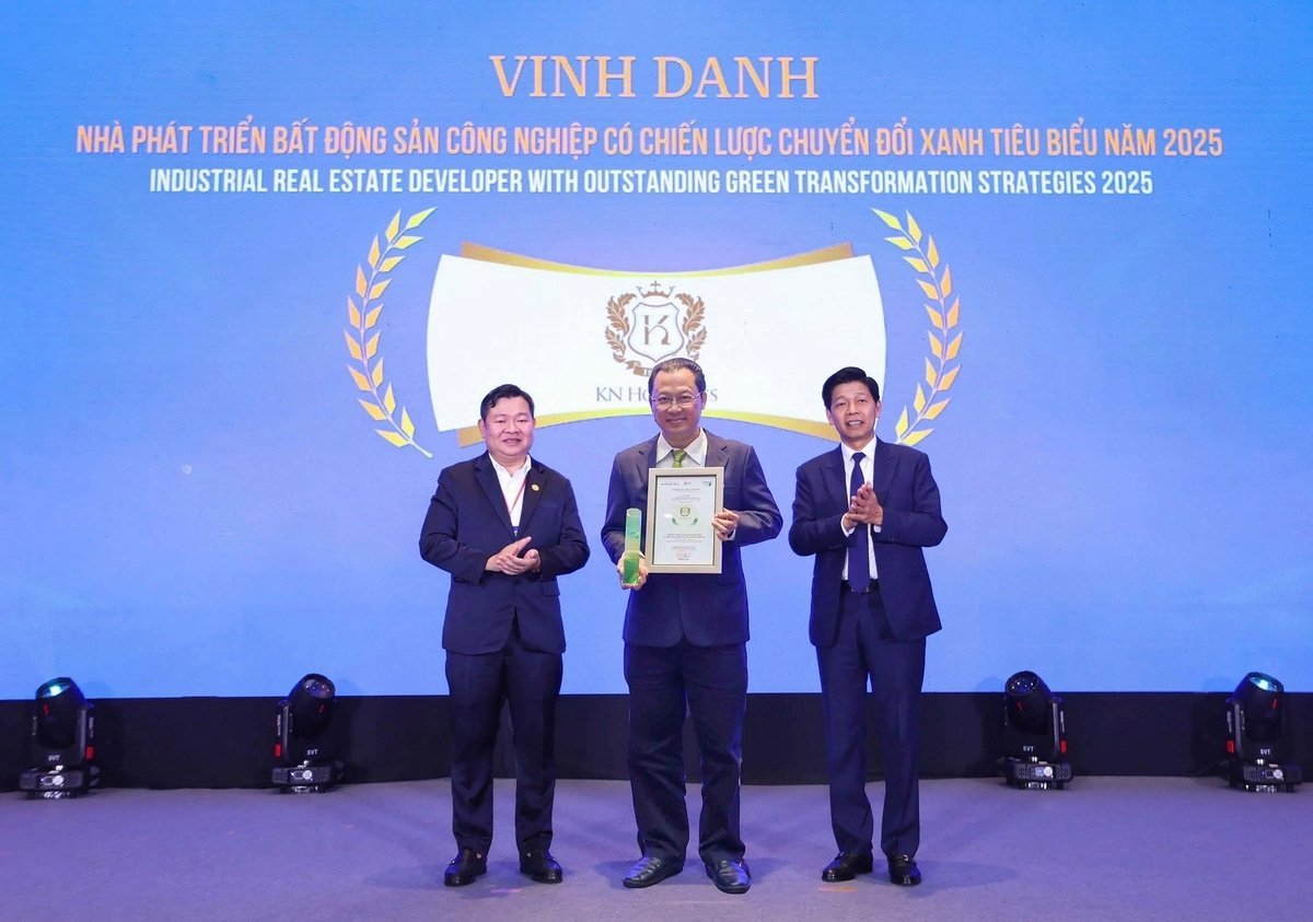 Ông Trương Thanh Tùng - Giám đốc Dự án Khu Công nghiệp và Logictics KN Holdings (giữa) đón nhận vinh danh từ Ban Tổ chức. Ảnh: KN Holdings.